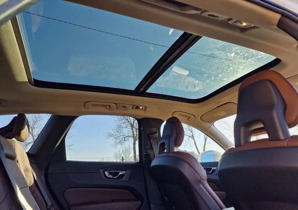 Volvo XC 60 cena 138900 przebieg: 125712, rok produkcji 2018 z Pionki małe 436